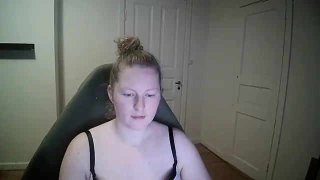 Girlnina-1995 online show from 23, 1, 2025