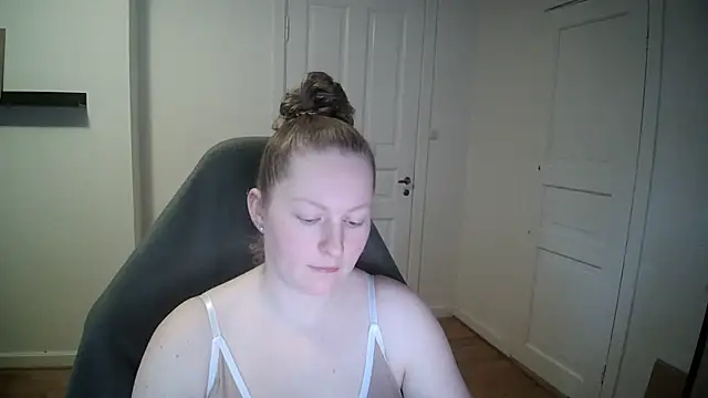 Girlnina-1995 online show from 5, 2, 2025