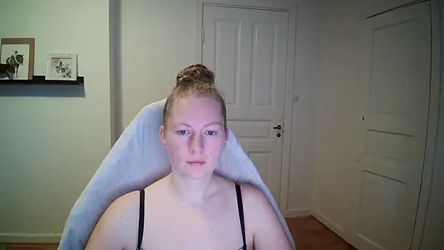 Girlnina-1995 online show from 16, 10, 2025