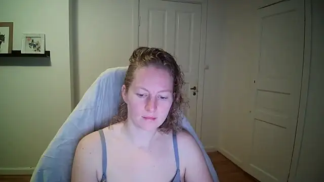 Girlnina-1995 online show from 31, 10, 2025