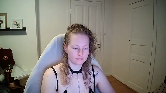 Girlnina-1995 online show from 16, 3, 2026