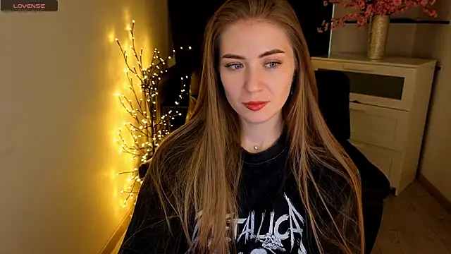 Snapshot of Adelyna_Bird chatting on 24, 4, 2026 Adelyna Bird online show from 24, 4, 2026