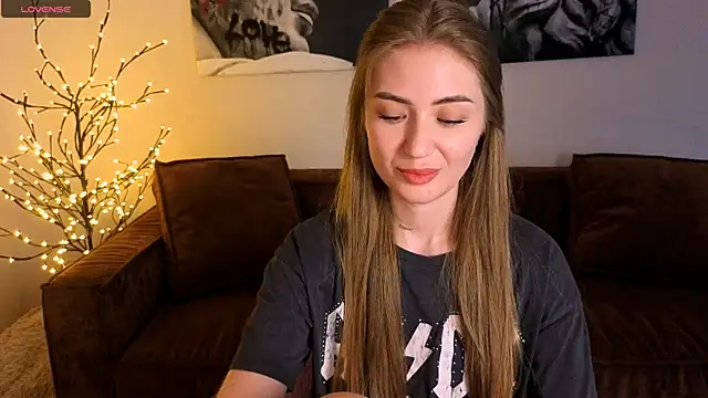 Snapshot of Adelyna_Bird chatting on 18, 6, 2026 Adelyna Bird online show from 18, 6, 2026