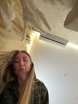 Snapshot of EvaCatt chatting on 7, 10, 2025 EvaCatt online show from 7, 10, 2025