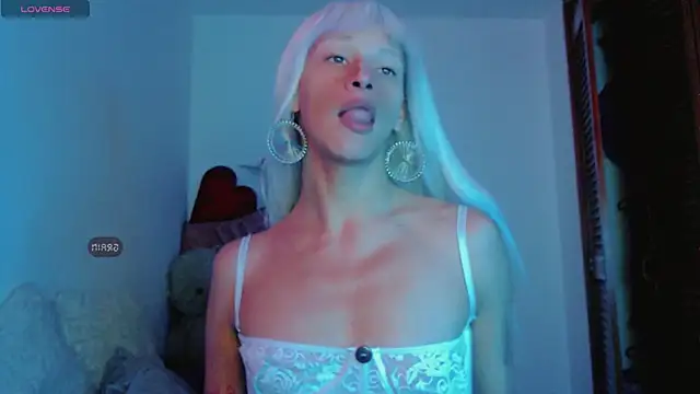 Snapshot of Summer_XO chatting on 1, 1, 2025 Summer XO online show from 1, 1, 2025