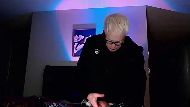 Snarfle82 online show from 13, 11, 2025