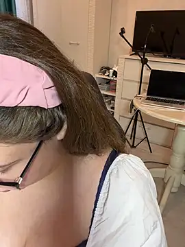 Snapshot of DienkaGreen chatting on 26, 11, 2025 DienkaGreen online show from 26, 11, 2025