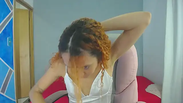 Snapshot of SexyLeilaa chatting on 5, 1, 2025 SexyLeilaa online show from 5, 1, 2025