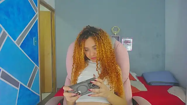 Snapshot of SexyLeilaa chatting on 8, 1, 2025 SexyLeilaa online show from 8, 1, 2025