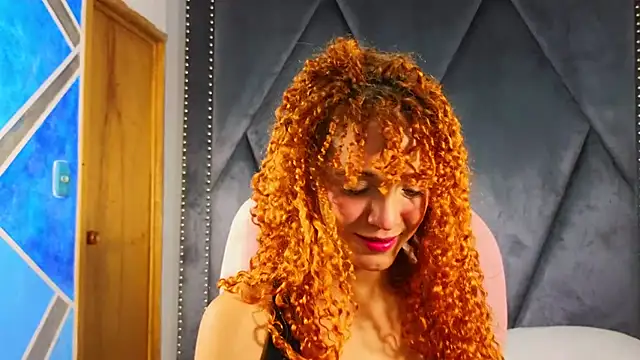 Snapshot of SexyLeilaa chatting on 4, 3, 2025 SexyLeilaa online show from 4, 3, 2025