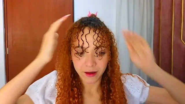 Snapshot of SexyLeilaa chatting on 9, 9, 2025 SexyLeilaa online show from 9, 9, 2025