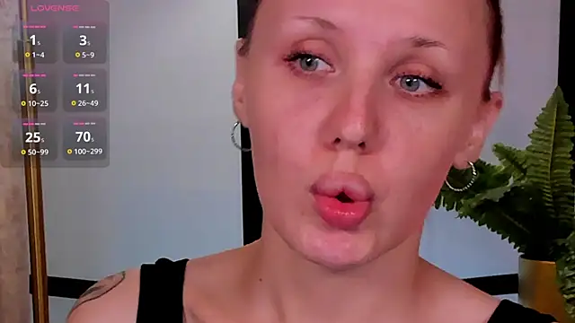 Snapshot of LianaFord chatting on 8, 5, 2026 LianaFord online show from 8, 5, 2026