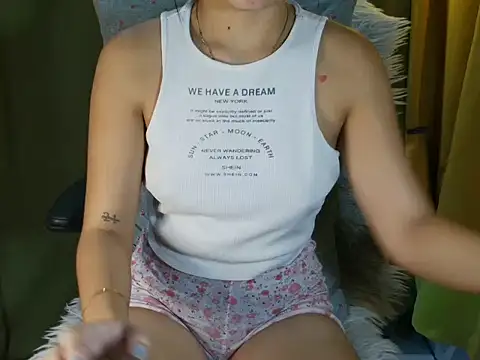 Snapshot of Sweet_kitty60xx chatting on 25, 11, 2025 Sweet kitty60xx online show from 25, 11, 2025