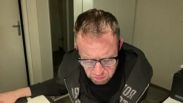 Snapshot of FABIOGLASSES chatting on 1, 2, 2025 FABIOGLASSES online show from 1, 2, 2025