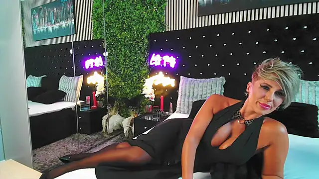 Snapshot of InannaStar chatting on 28, 9, 2025 InannaStar online show from 28, 9, 2025