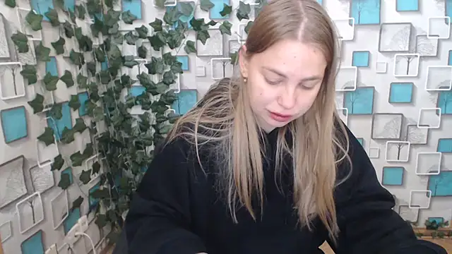 Snapshot of klerkarina chatting on 3, 10, 2025 klerkarina online show from 3, 10, 2025