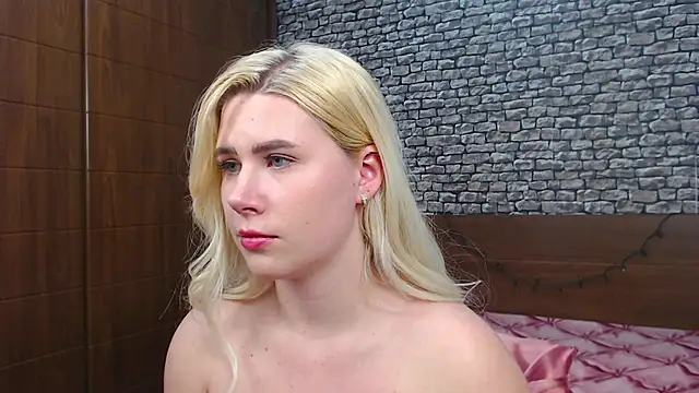 Snapshot of CuteBlondeMe chatting on 9, 3, 2025 CuteBlondeMe online show from 9, 3, 2025