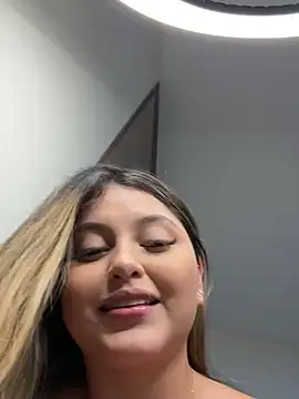 Snapshot of lunablossom_ chatting on 8, 1, 2025 lunablossom online show from 8, 1, 2025