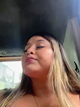 Snapshot of lunablossom_ chatting on 8, 2, 2025 lunablossom online show from 8, 2, 2025