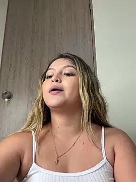 Snapshot of lunablossom_ chatting on 20, 2, 2025 lunablossom online show from 20, 2, 2025