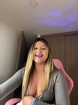 Snapshot of lunablossom_ chatting on 7, 3, 2025 lunablossom online show from 7, 3, 2025