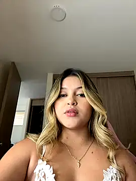 Snapshot of lunablossom_ chatting on 20, 9, 2025 lunablossom online show from 20, 9, 2025