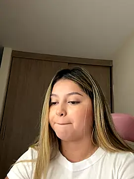 Snapshot of lunablossom_ chatting on 26, 9, 2025 lunablossom online show from 26, 9, 2025