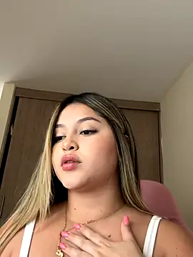 Snapshot of lunablossom_ chatting on 4, 10, 2025 lunablossom online show from 4, 10, 2025