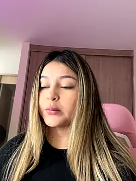 Snapshot of lunablossom_ chatting on 18, 10, 2025 lunablossom online show from 18, 10, 2025