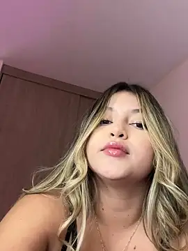 Snapshot of lunablossom_ chatting on 21, 10, 2025 lunablossom online show from 21, 10, 2025