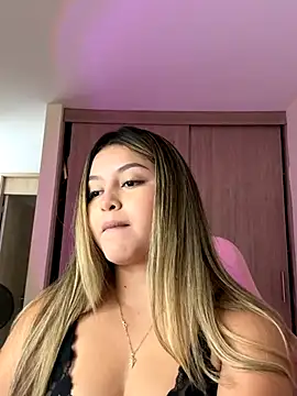 Snapshot of lunablossom_ chatting on 23, 10, 2025 lunablossom online show from 23, 10, 2025