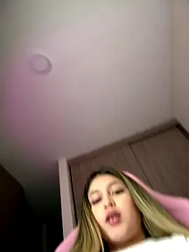 Snapshot of lunablossom_ chatting on 5, 11, 2025 lunablossom online show from 5, 11, 2025