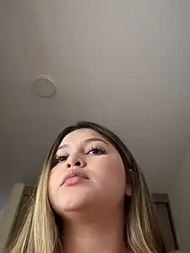 Snapshot of lunablossom_ chatting on 17, 11, 2025 lunablossom online show from 17, 11, 2025