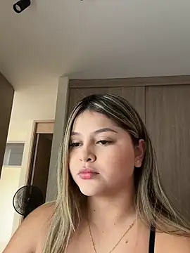 Snapshot of lunablossom_ chatting on 10, 2, 2026 lunablossom online show from 10, 2, 2026