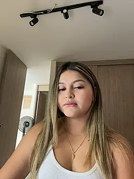 Snapshot of lunablossom_ chatting on 28, 2, 2026 lunablossom online show from 28, 2, 2026