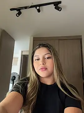 Snapshot of lunablossom_ chatting on 6, 7, 2026 lunablossom online show from 6, 7, 2026