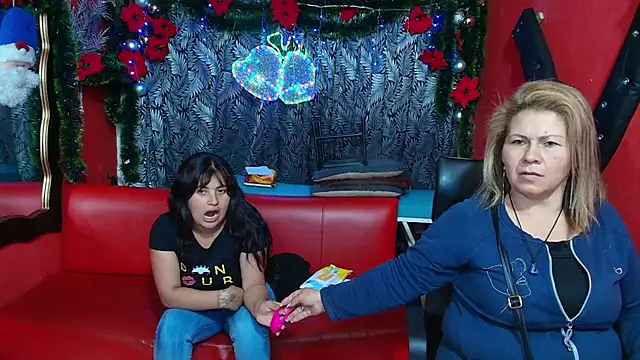 Snapshot of lesbiancuple chatting on 7, 1, 2025 lesbiancuple online show from 7, 1, 2025