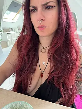 Snapshot of LunaMoongirl chatting on 5, 8, 2026 LunaMoongirl online show from 5, 8, 2026