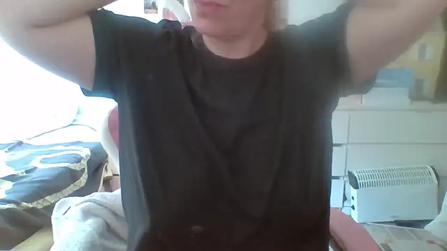 Snapshot of BondageGirl35 chatting on 25, 3, 2026 BondageGirl35 online show from 25, 3, 2026