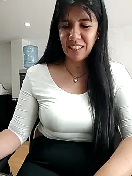 Snapshot of aisha_latina chatting on 5, 5, 2026 aisha latina online show from 5, 5, 2026