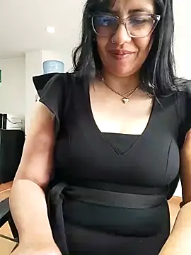 Snapshot of aisha_latina chatting on 6, 5, 2026 aisha latina online show from 6, 5, 2026