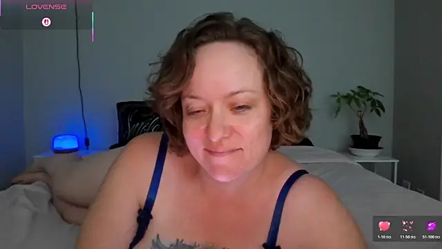 Snapshot of julimonroe chatting on 27, 4, 2026 julimonroe online show from 27, 4, 2026