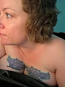 Snapshot of julimonroe chatting on 2, 5, 2026 julimonroe online show from 2, 5, 2026