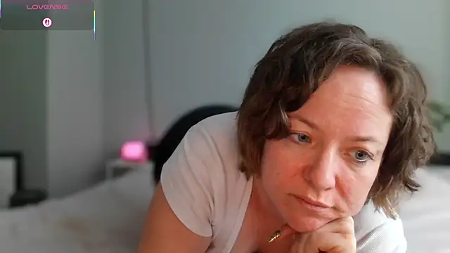 Snapshot of julimonroe chatting on 6, 5, 2026 julimonroe online show from 6, 5, 2026