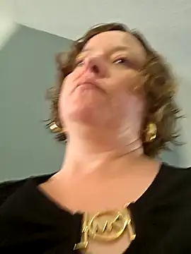 Snapshot of julimonroe chatting on 8, 5, 2026 julimonroe online show from 8, 5, 2026