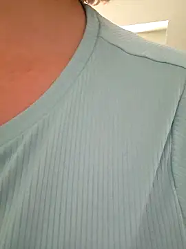 Snapshot of julimonroe chatting on 13, 5, 2026 julimonroe online show from 13, 5, 2026