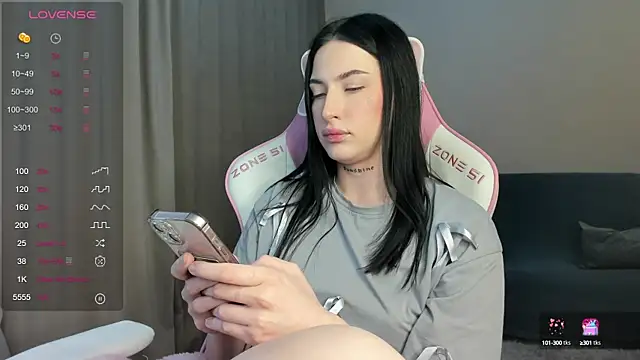 JenniferQueen11 online show from 5, 1, 2025