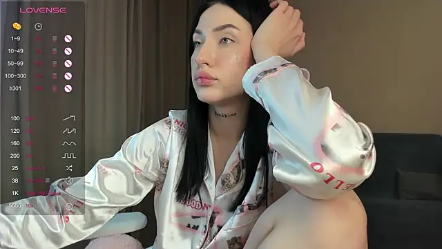 JenniferQueen11 online show from 12, 1, 2025