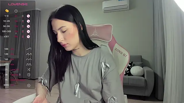 JenniferQueen11 online show from 8, 2, 2025