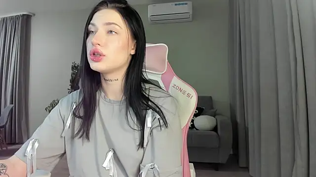 JenniferQueen11 online show from 18, 2, 2025